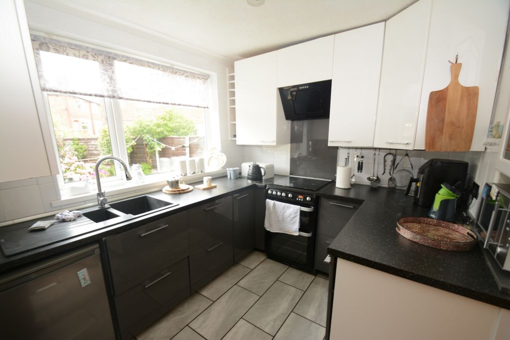 Property photo 3 of 16 Kitchen