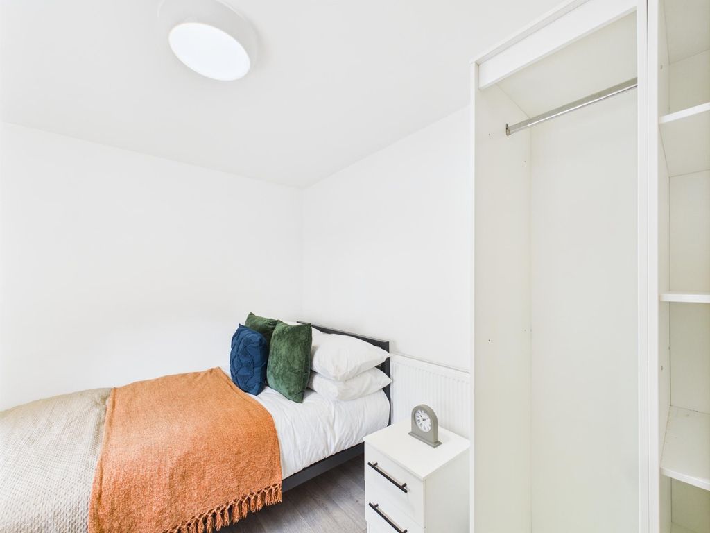 Property photo 1 of 5 A Cozy Single Bedroom Featuring A Neatly Made Bed ...