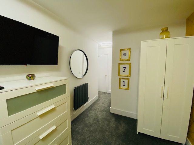 Property photo 2 of 25 Room 3 - Double Ensuite