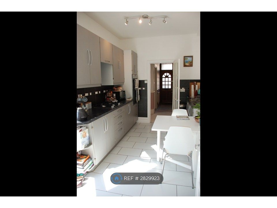 Property photo 3 of 9 Kitchen