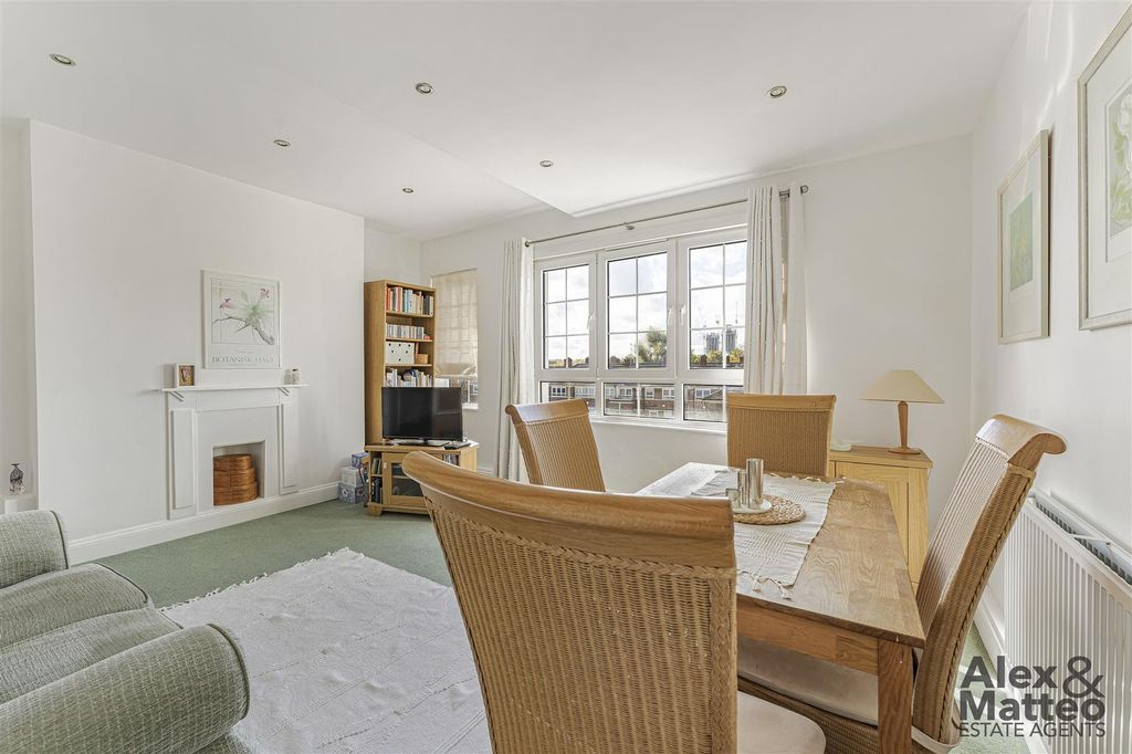 Property photo 3 of 18 Hythe House