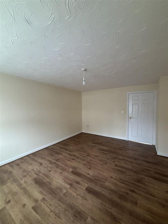 Property photo 2 of 19 Lounge 1