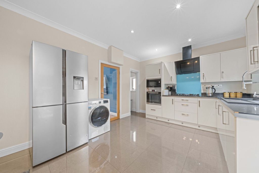 Property photo 3 of 27