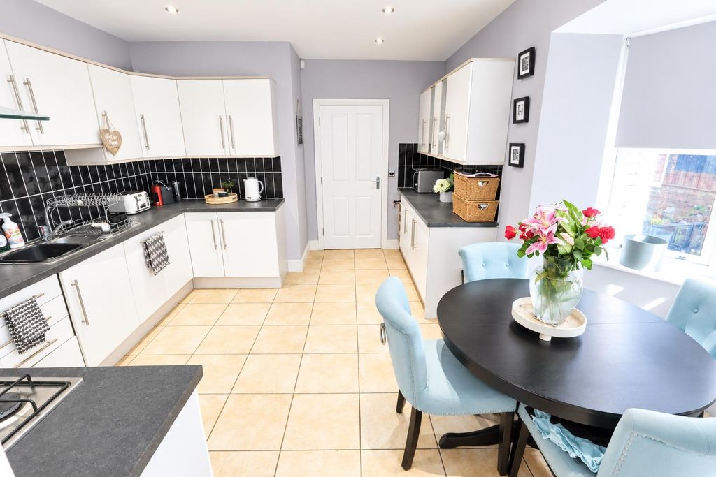 Property photo 2 of 19 Kitchen/Dining Room