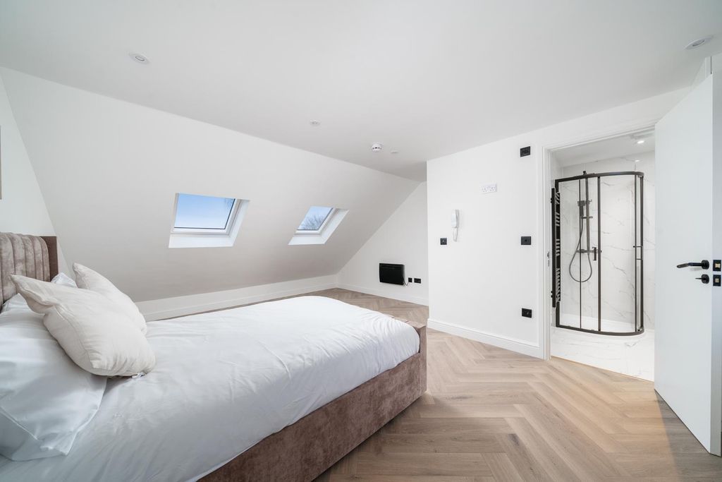 Property photo 2 of 11 Stockport Top Floor Studio.Jpg