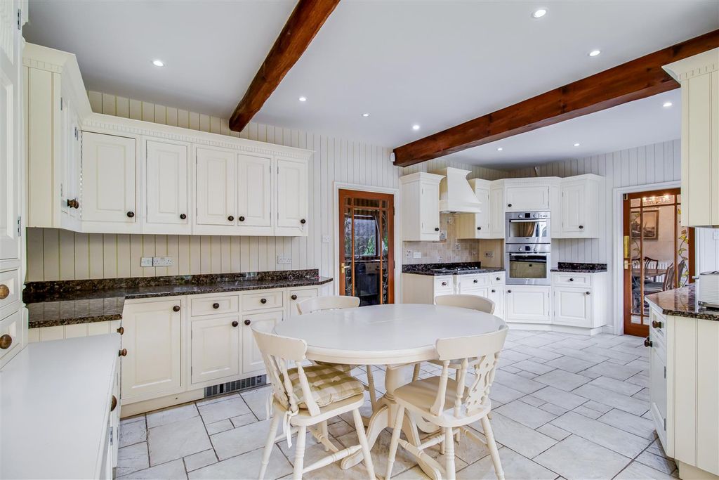 Property photo 2 of 23