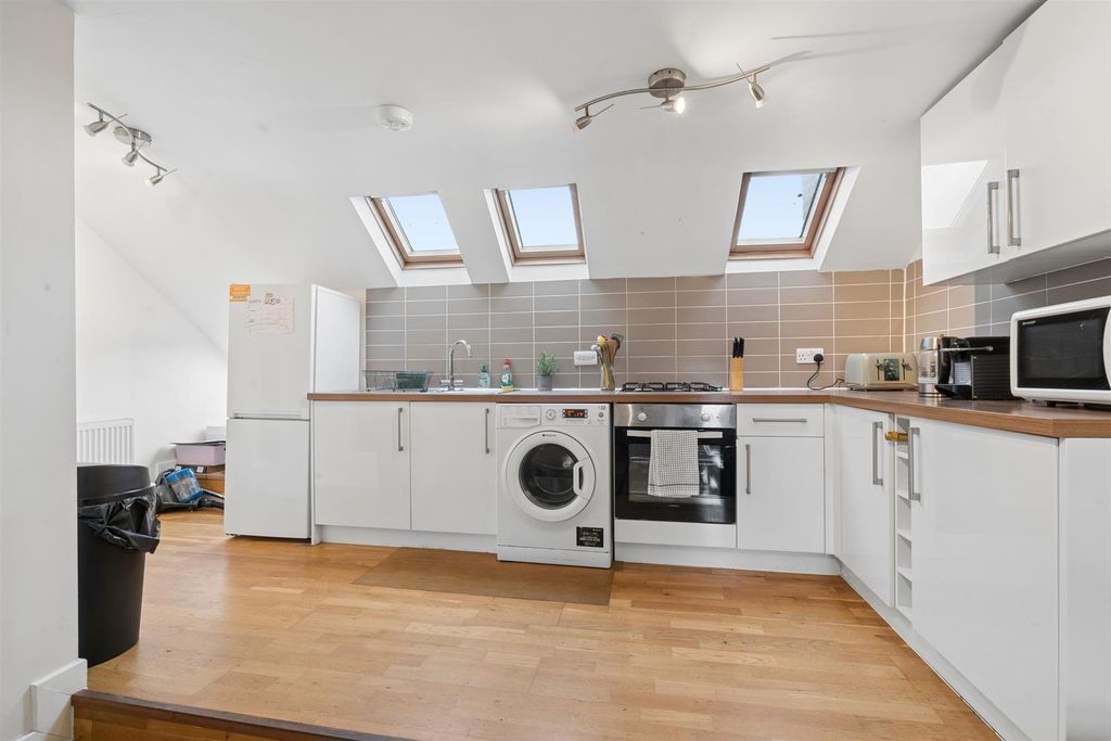 Property photo 3 of 10 Tff 12 Hoyle Road Sw17 Kitchen 1.Jpg