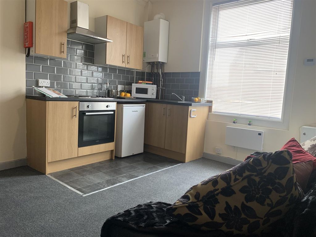 Property photo 3 of 13 Flat 1