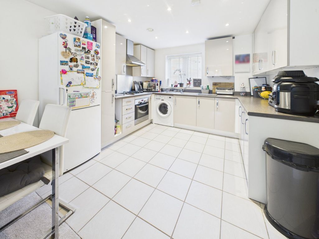 Property photo 2 of 10 Kitchen