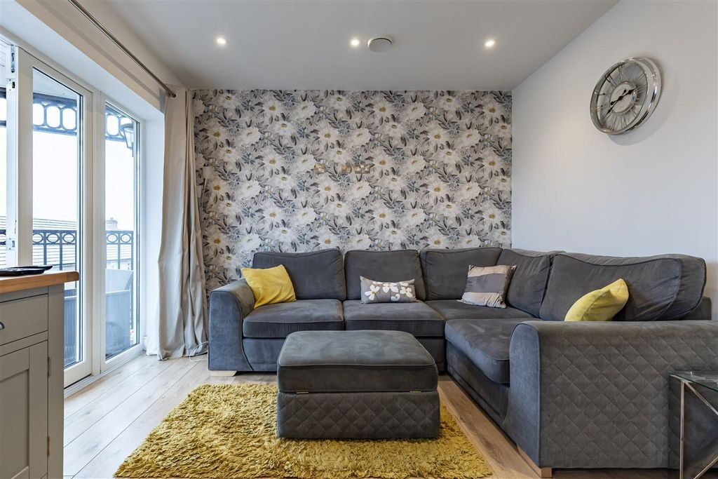 Additional image 5 of 2 bed flat for saleBuckingham Road, Epping CM16