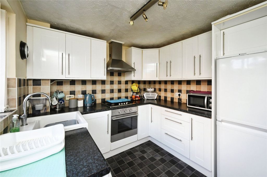 Property photo 3 of 17 Kitchen