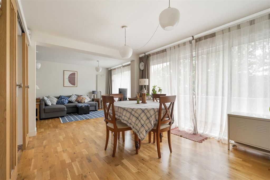 Property photo 3 of 27 Woodford Road, E18