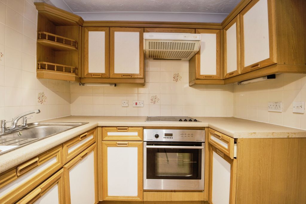 Property photo 3 of 11 Kitchen