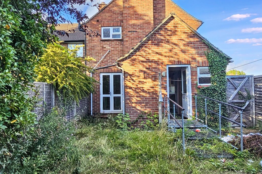 Property photo 1 of 15 2 Montrose Way, Datchet, Slough Sl3 9nd