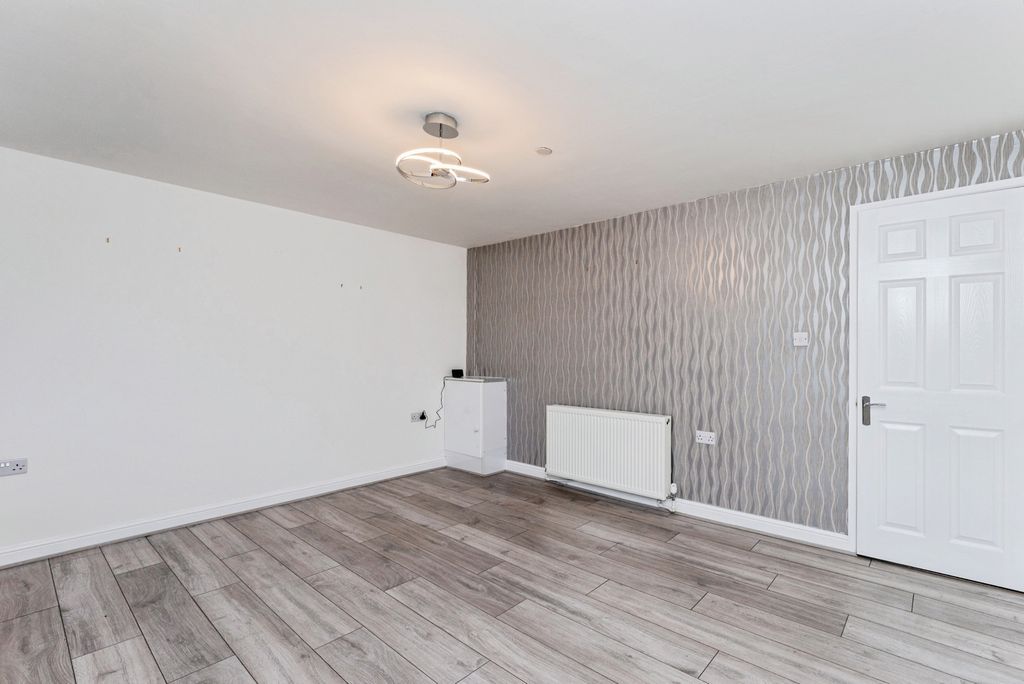 Property photo 3 of 19 Lounge