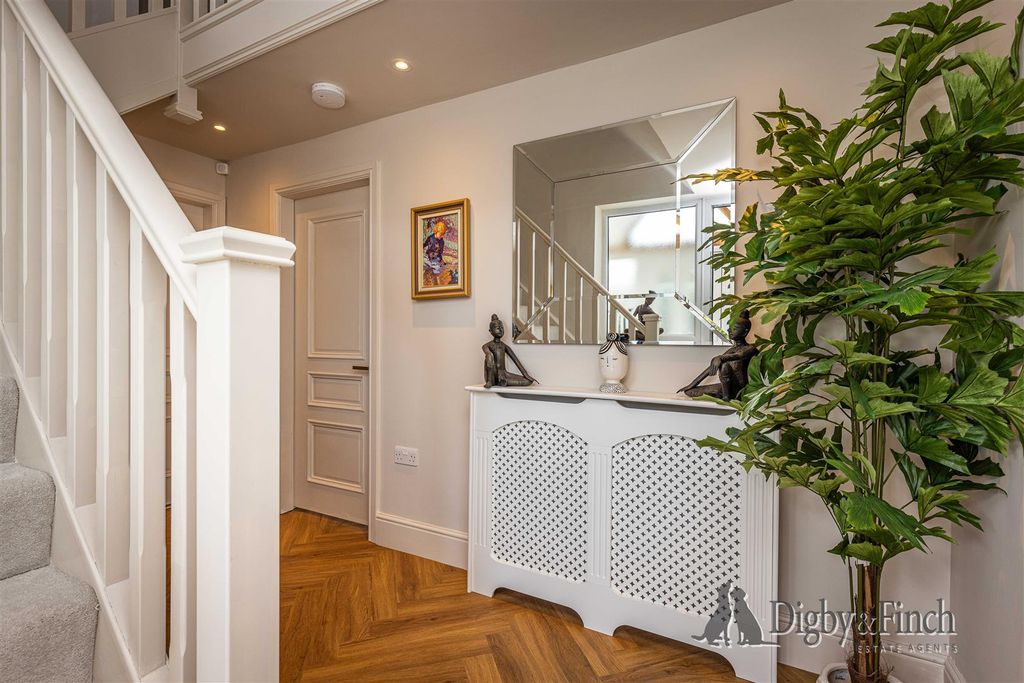 Property photo 2 of 27 Entrance Hall