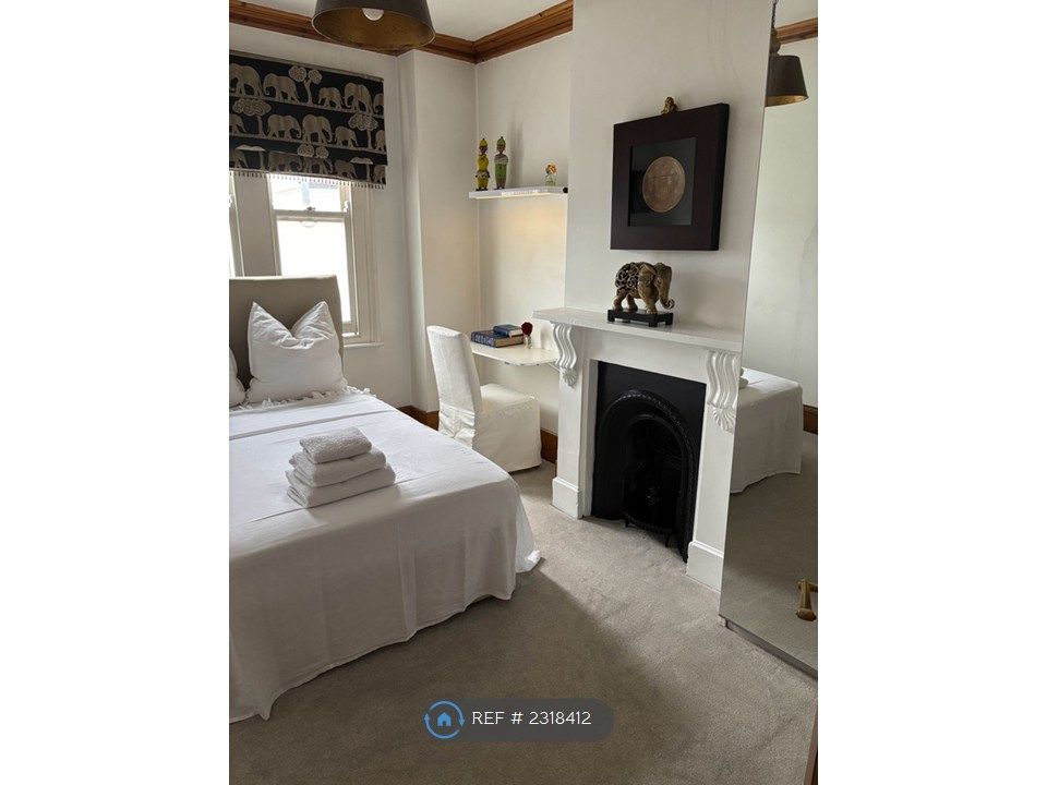 Property photo 1 of 6 Bedroom - Room 2