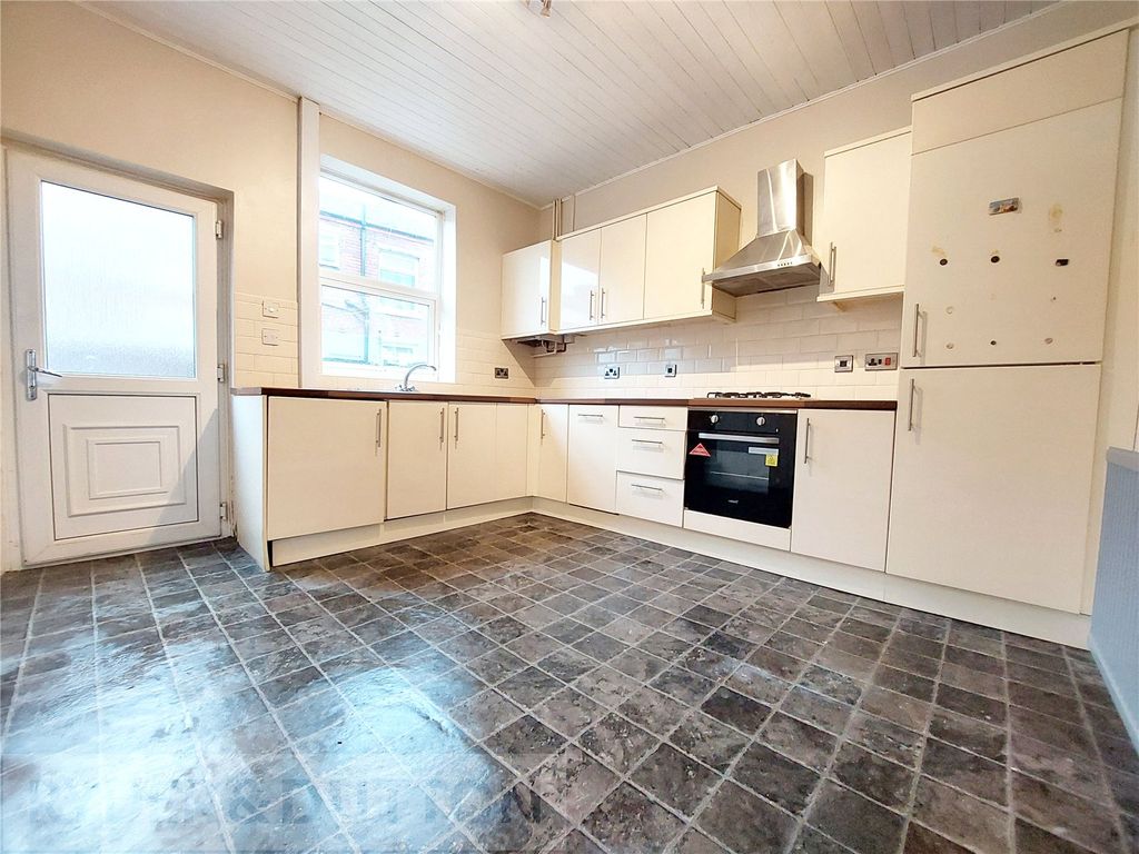 Property photo 3 of 8 Kitchen
