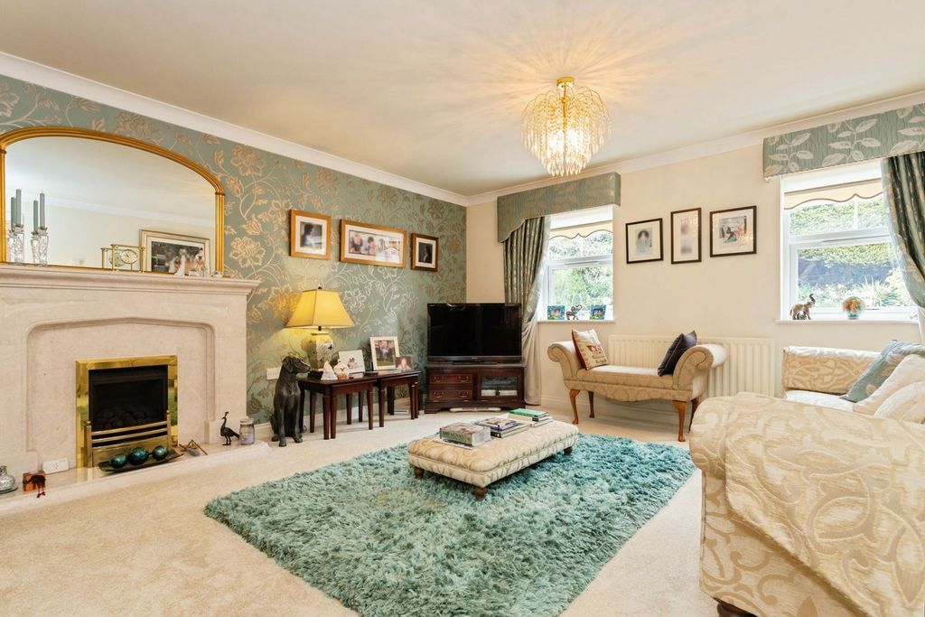 Property photo 2 of 33