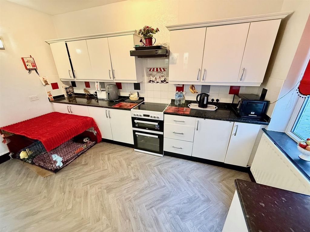 Property photo 2 of 24 Kitchen