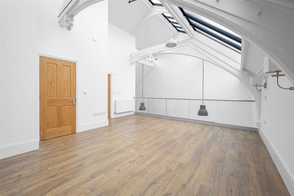 Property photo 3 of 24 Adelaide Road, E10