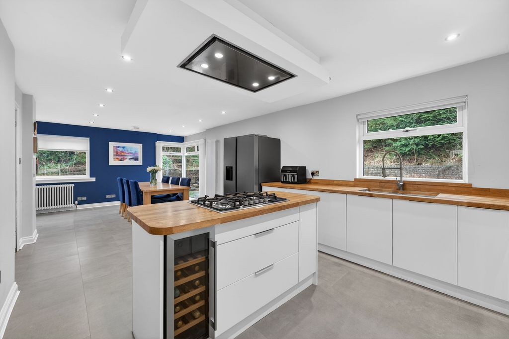 Property photo 2 of 28