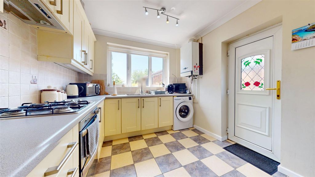 Property photo 3 of 28 Royden Crescent Kitchen