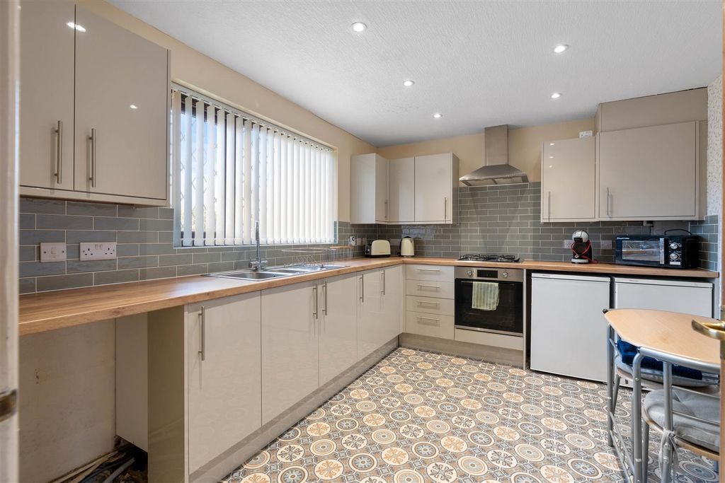 Property photo 1 of 17 Kitchen