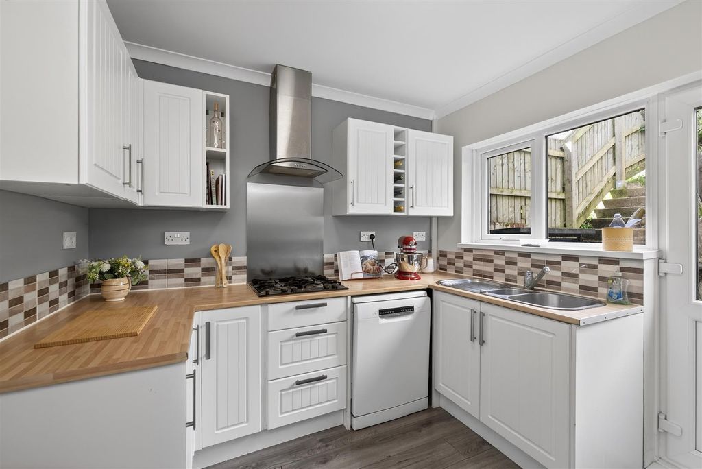 Property photo 3 of 23 Kitchen