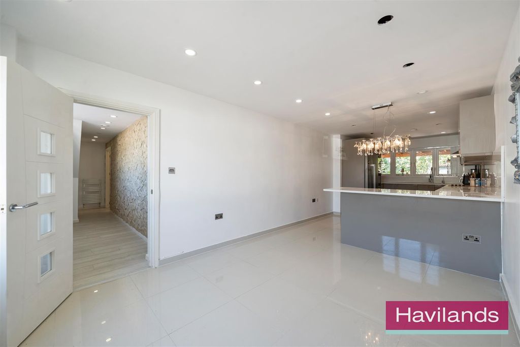 Property photo 2 of 22 Lindal Crescent-11.Jpg