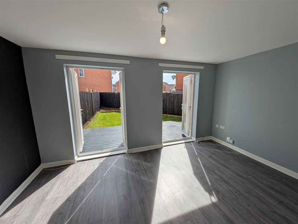 Property photo 3 of 15 Lounge