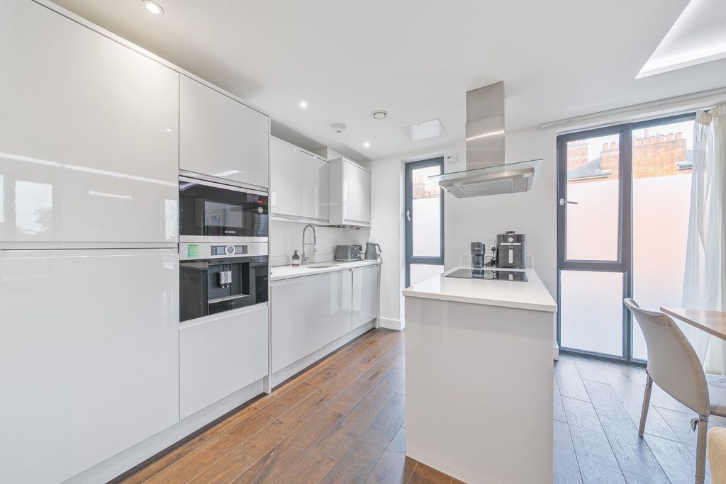 Property photo 2 of 18 Picture No. 13