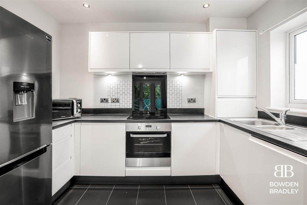 Property photo 3 of 13 Kitchen
