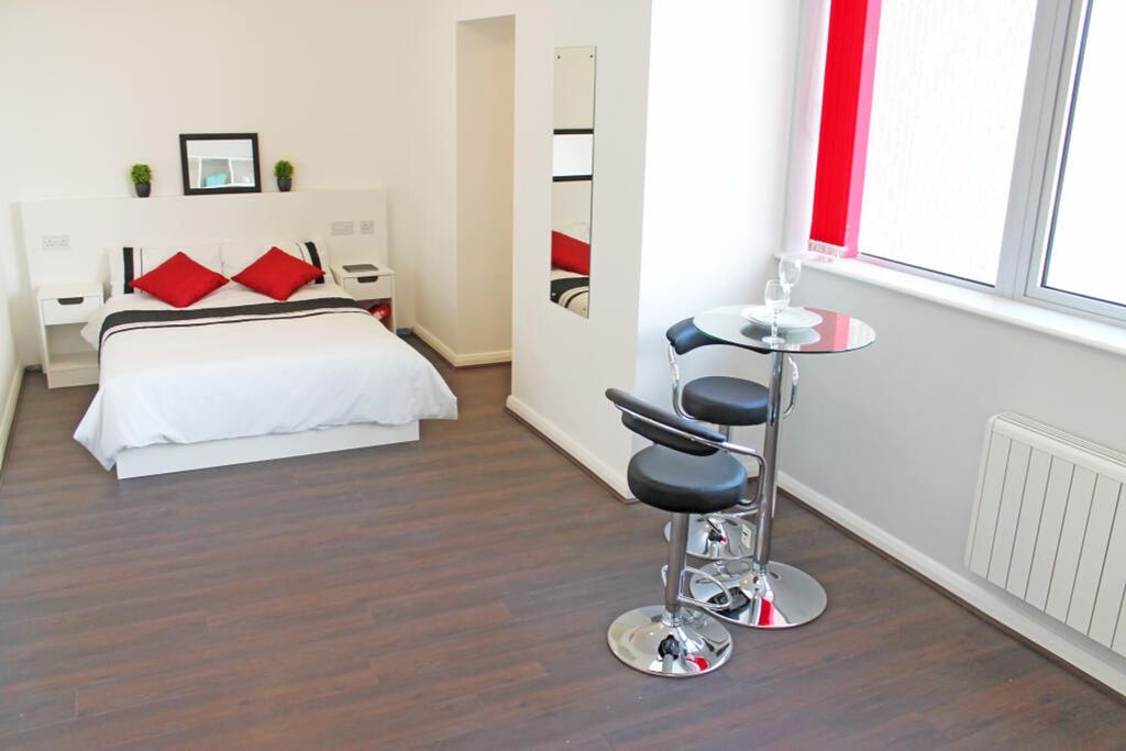 Property photo 1 of 6 Bright And Welcoming Double Bedroom Featuring A Co...