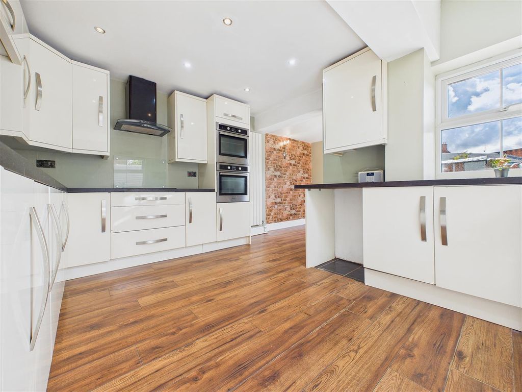 Property photo 3 of 13 Cam02453G0-Pr0205-Still005.Jpg