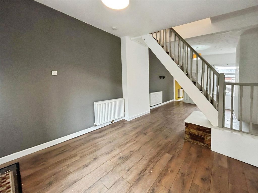 Property photo 2 of 9 c291940A-Inside 202.Jpg