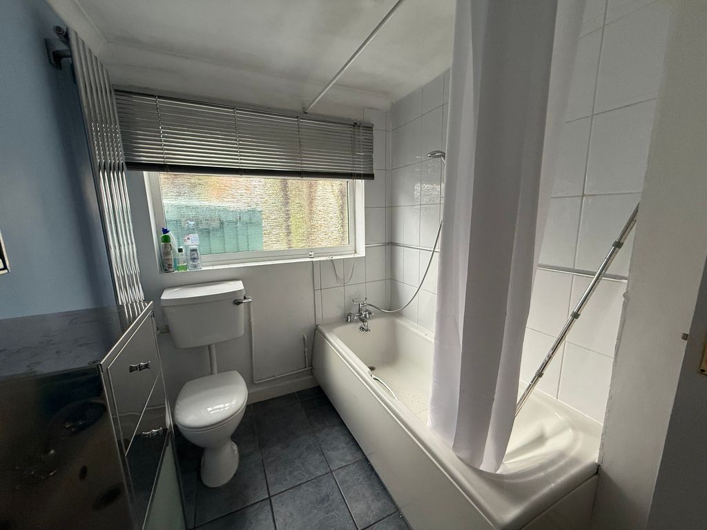 Property photo 3 of 7 Bathroom