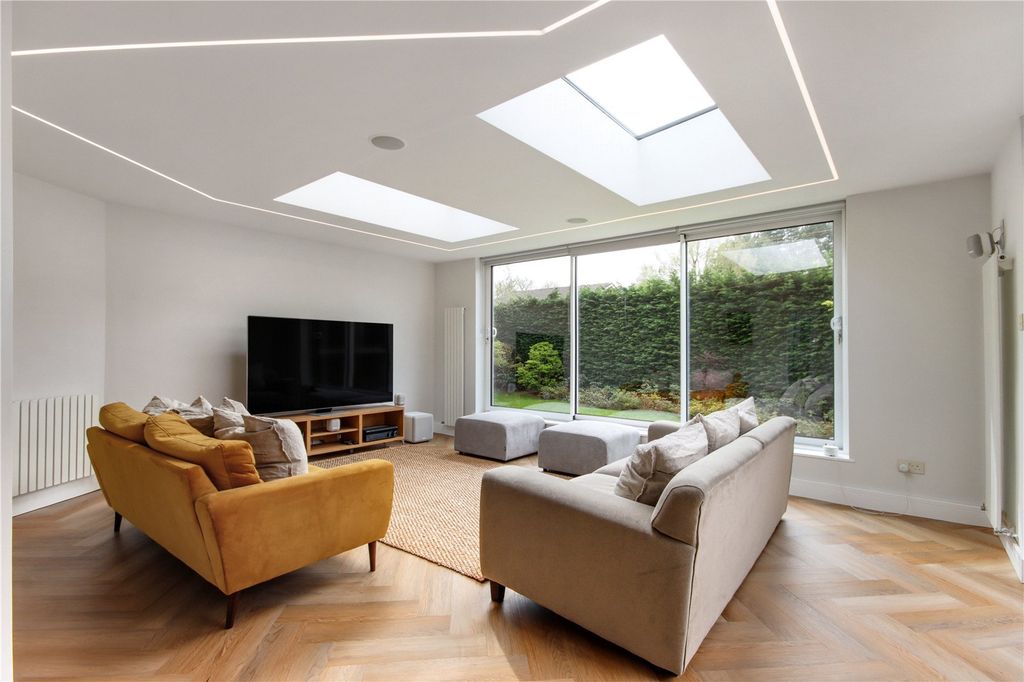 Property photo 3 of 24 Sitting Room