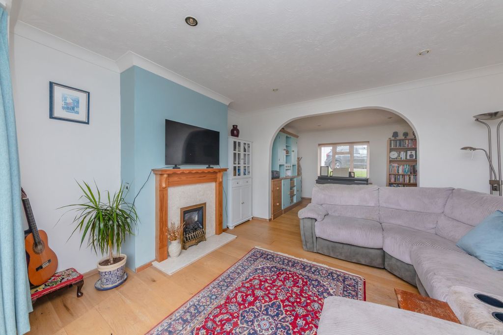 Property photo 3 of 28