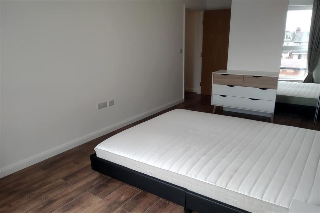 2 bed flat to rentLyons Way SL2 photo 5