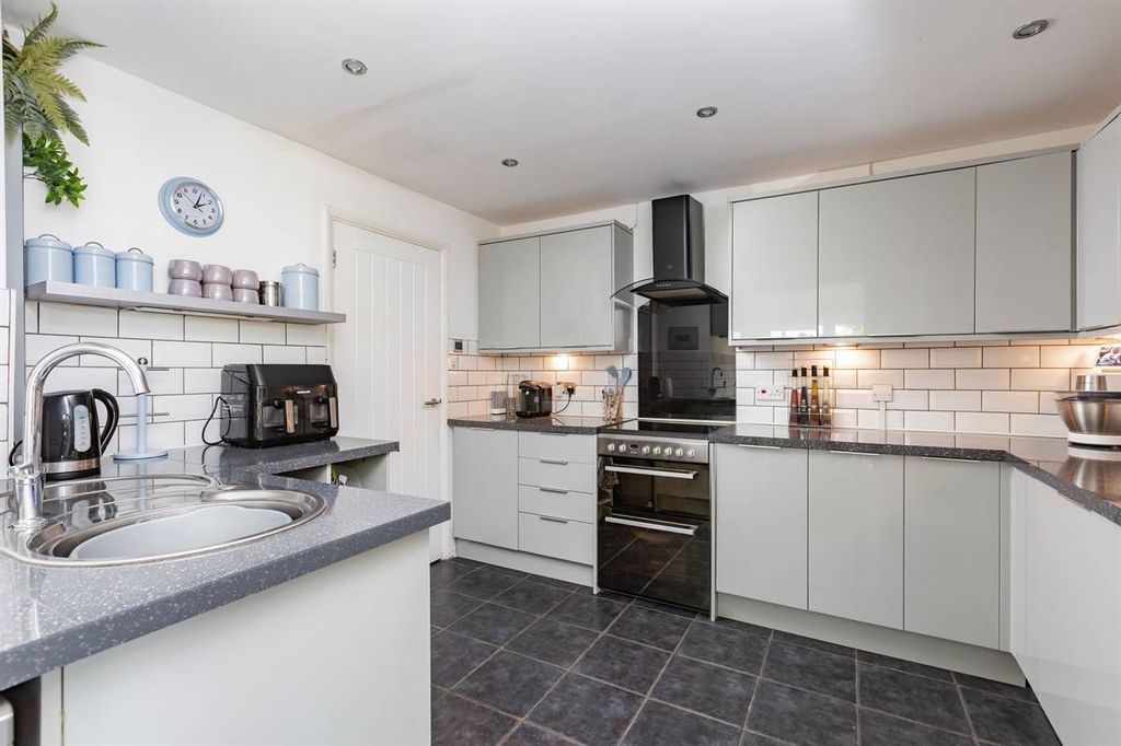 Property photo 2 of 28