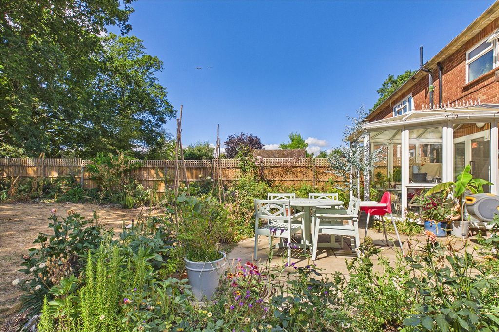 Property photo 2 of 12 Garden