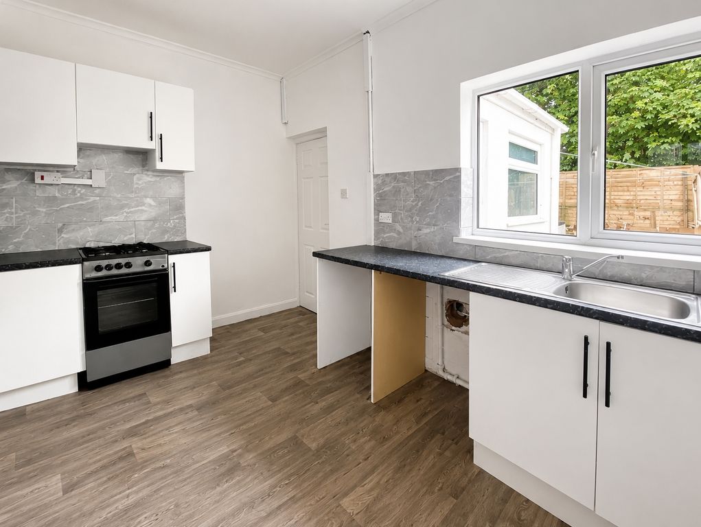 Property photo 2 of 6 Kitchen