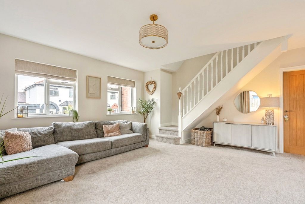 Property photo 3 of 20 Lounge