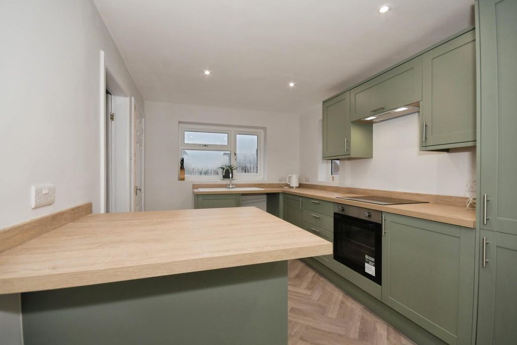 Property photo 3 of 13 Kitchen 02.Jpg