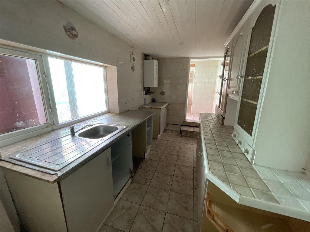 Property photo 3 of 14 Kitchen