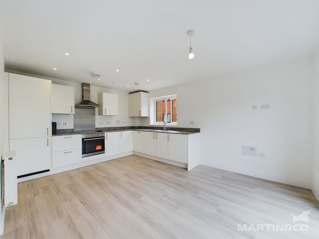 Property photo 3 of 11 Kitchen