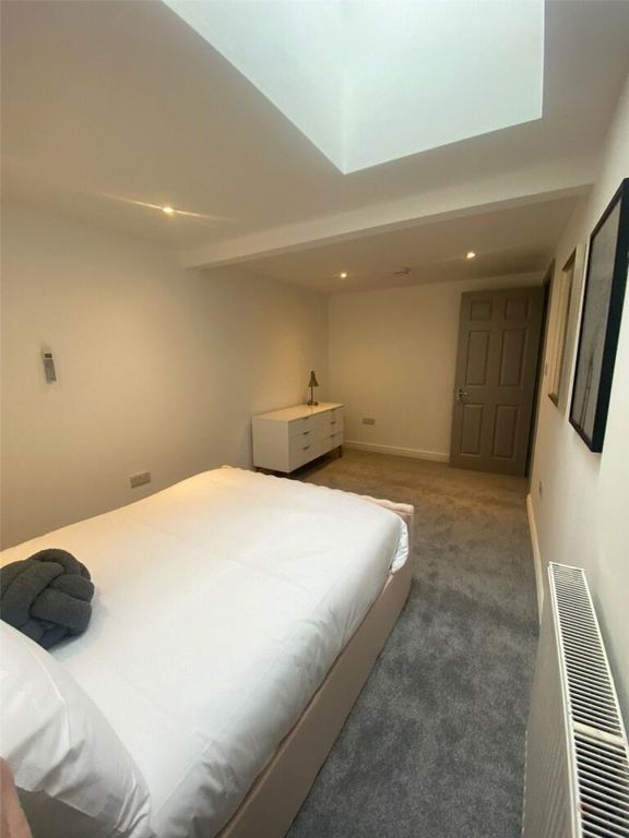 Property photo 2 of 10 A Bright And Well-Maintained Double Bedroom Featur...