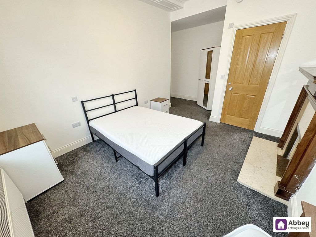 Property photo 3 of 11 Room 2