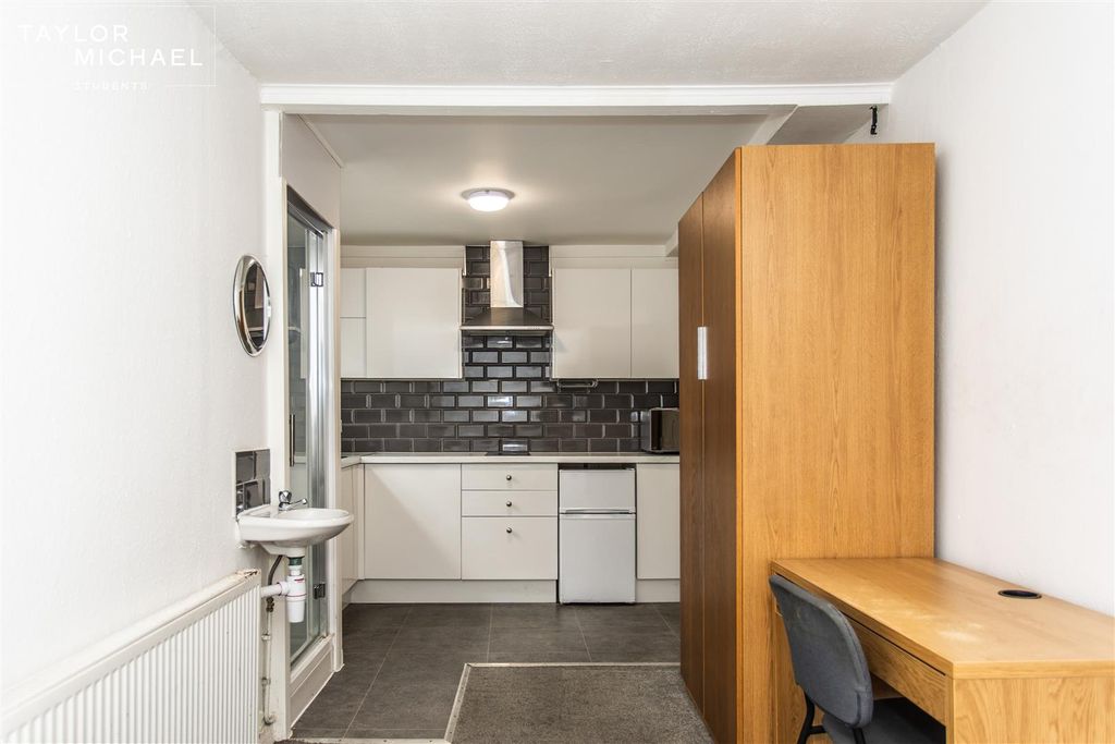 Property photo 2 of 15 Room